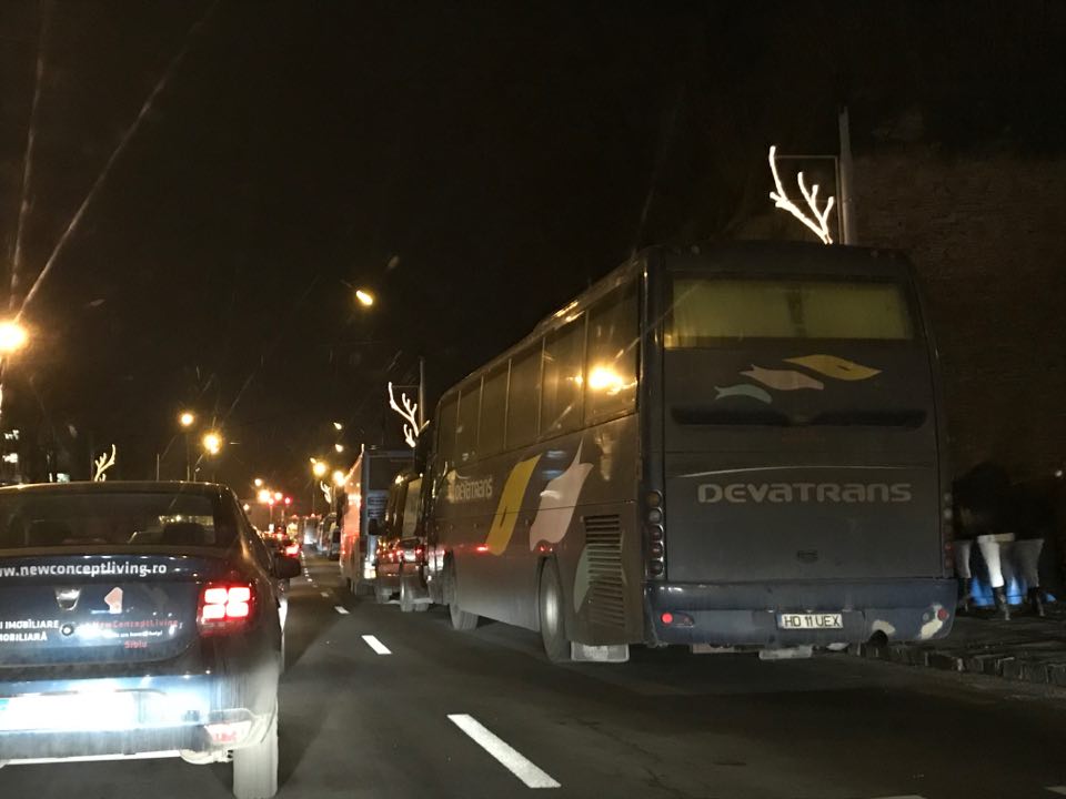 FOTO-O bandă de circulație, cu tot cu stațiile de autobuz, blocate de autocarele cu turiști