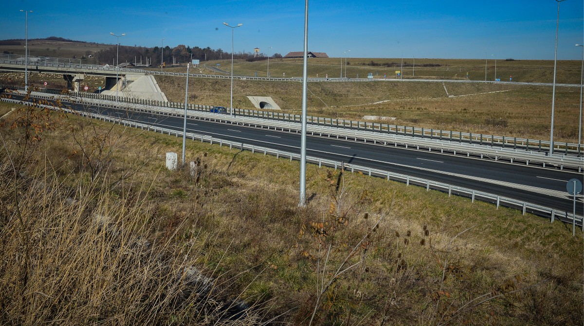 Vântul puternic îngreunează traficul pe autostrada Sibiu - Deva