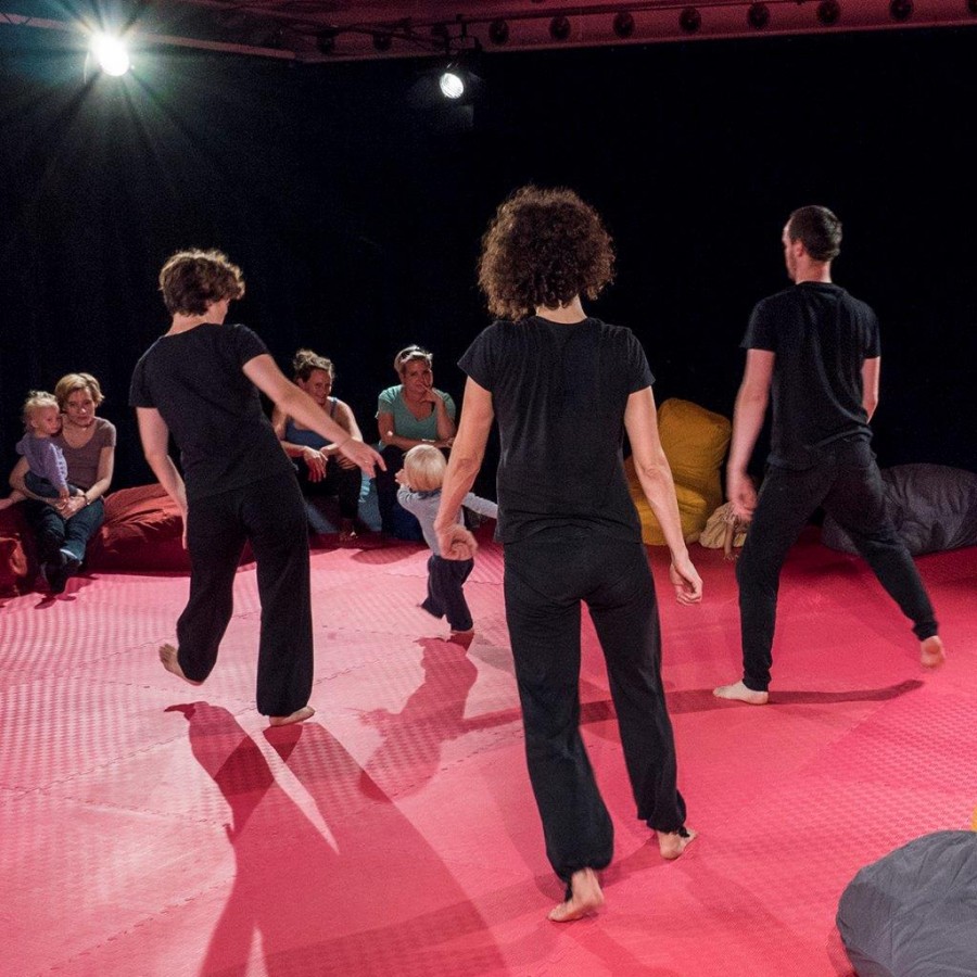 Bebelușii au program de joacă la Teatrul Gong