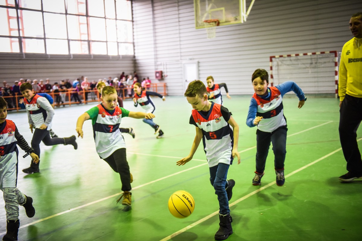 FOTO | Promovarea baschetului în școlile sibiene. „Aceste acțiuni sunt foarte importante pentru copii”
