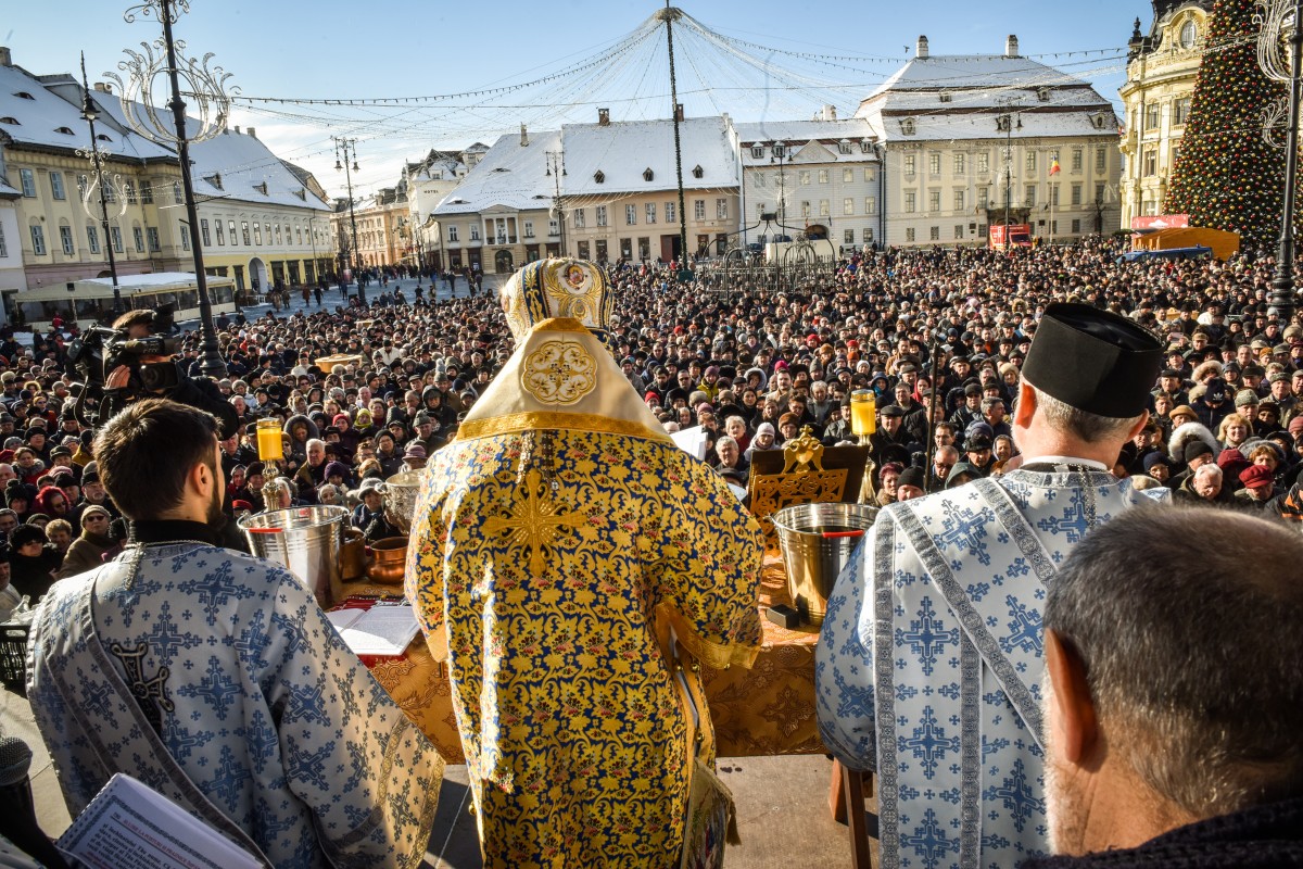 FOTO-VIDEO Mii de credincioși aproape au umplut Piața Mare ca să ia aghiasmă