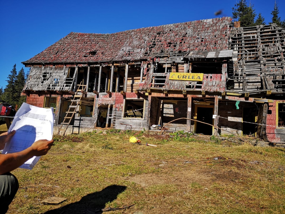 Una dintre cele mai vechi cabane din Făgăraș a fost mistuită de flăcări. „Considerăm acest incident un act de vandalism”