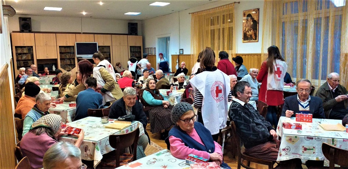 Voluntarii Crucii Roșii au împărțit mărțișoare și zâmbete bătrânilor din cămin