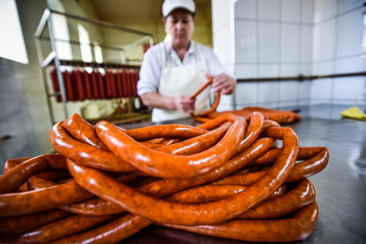 GALERIE FOTO Ce se află în spatele brandului? Cum arată carmangeria ”Bătrânului Sas”