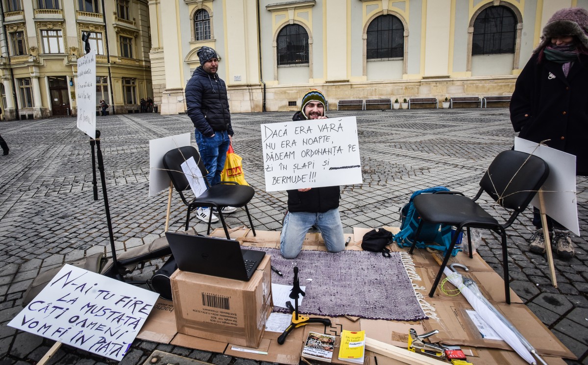 Un artist și-a amenajat spațiul de lucru în Piața Mare: ”Pașnic și cinstit cer demisia acestui guvern” | Foto și video