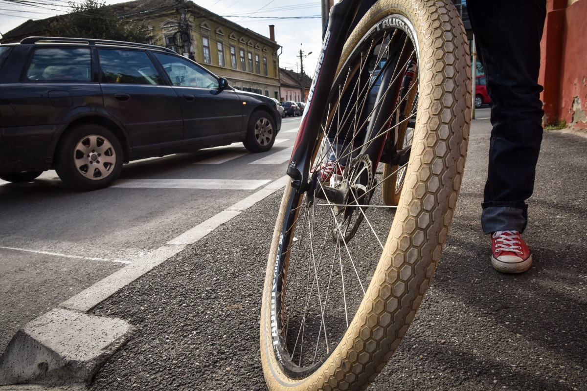 Biciclist de 65 de ani, băut, a fost acroșat de o mașină