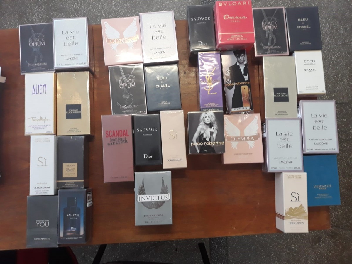 Dosare penale pentru doi tineri care vindeau pe stradă parfumuri contrafăcute