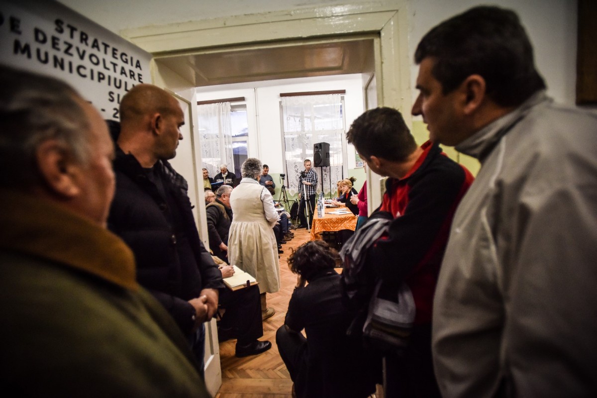 Dezbaterile Primăriei, în Gușterița: viața la țară FN (fără număr). Amenzile poliției locale deranjează, mai nou. FOTO/VIDEO