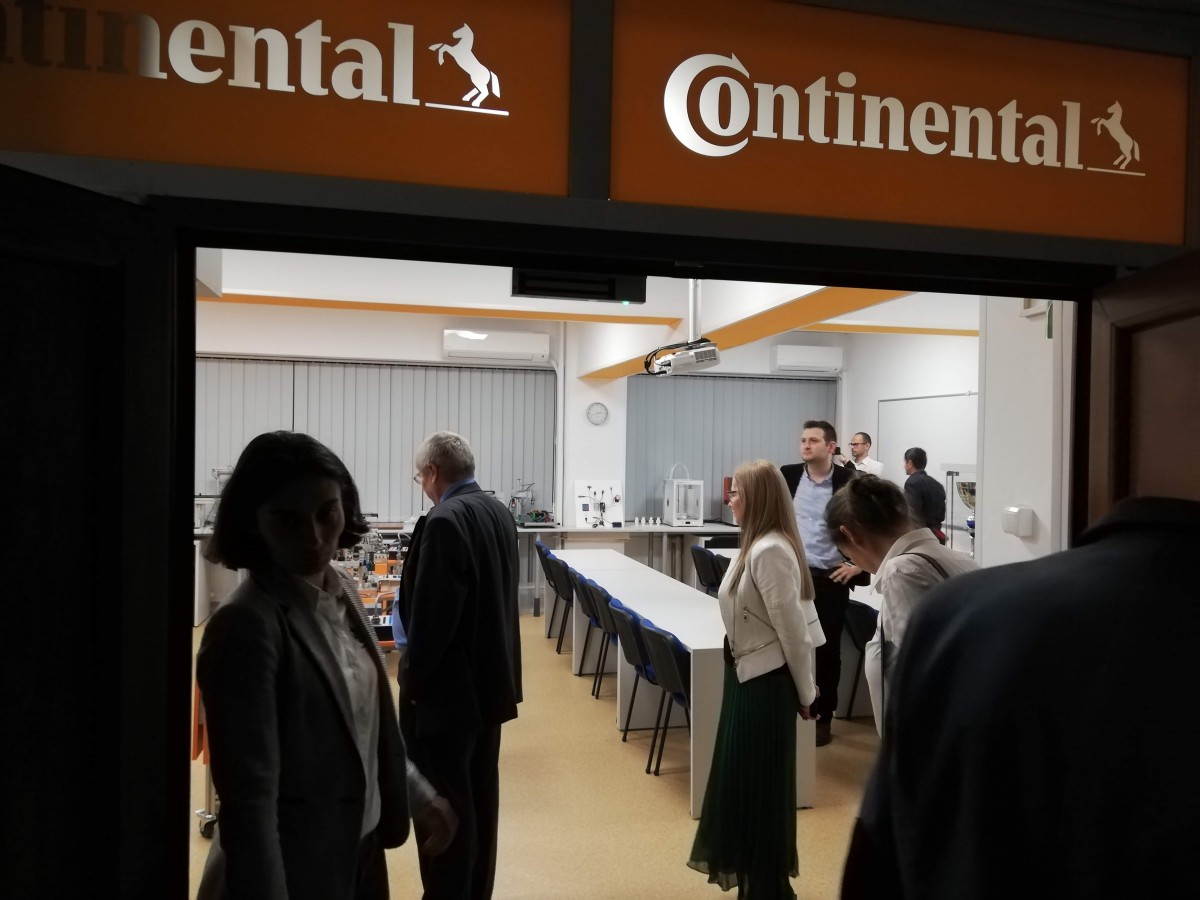 O nouă investiție Continental la ULBS: două laboratoare noi la Inginerie. Cum arată un laborator vechi FOTO