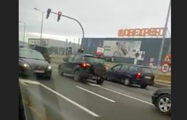 VIDEO-Șofer pe contrasens, în fața Shopping City