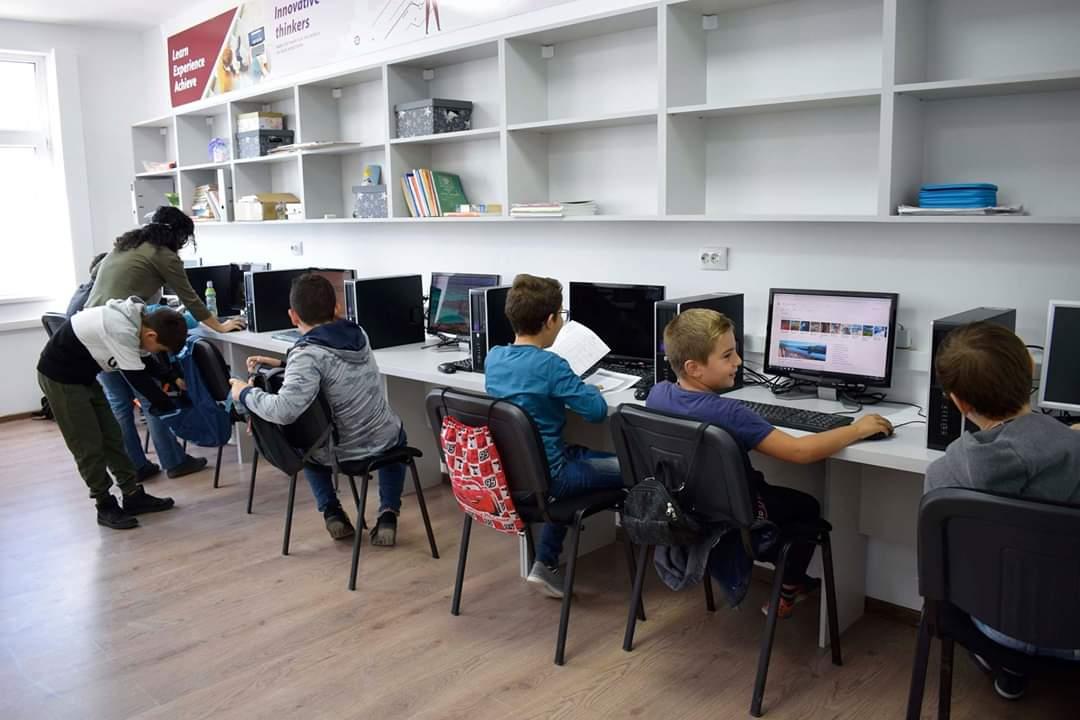 Vloggeri, oameni de afaceri și traineri celebri le dau întâlnire adolescenților pe platforma „Reacție pentru educație”