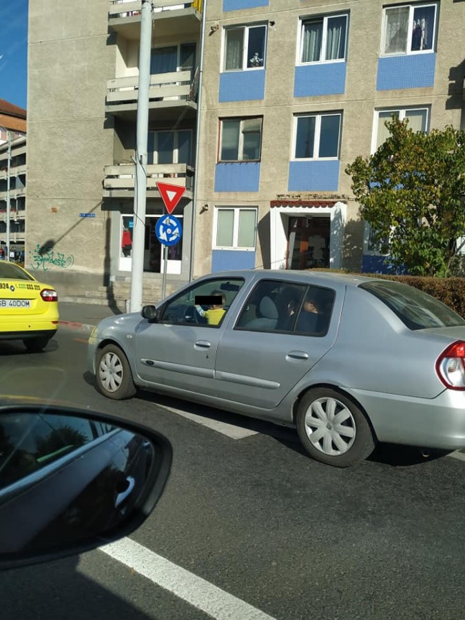 Copil pozat la volan, în centrul orașului. Poliția Sibiu: „Acest comportament nu poate fi tolerat”