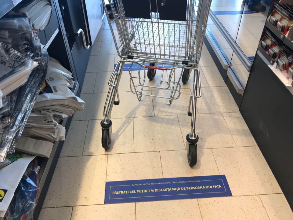 Autorități:  ”Este recomandat să folosiți masca de protecție și, dacă este posibil, mănuși chirurgicale, când mergeți la cumpărături”