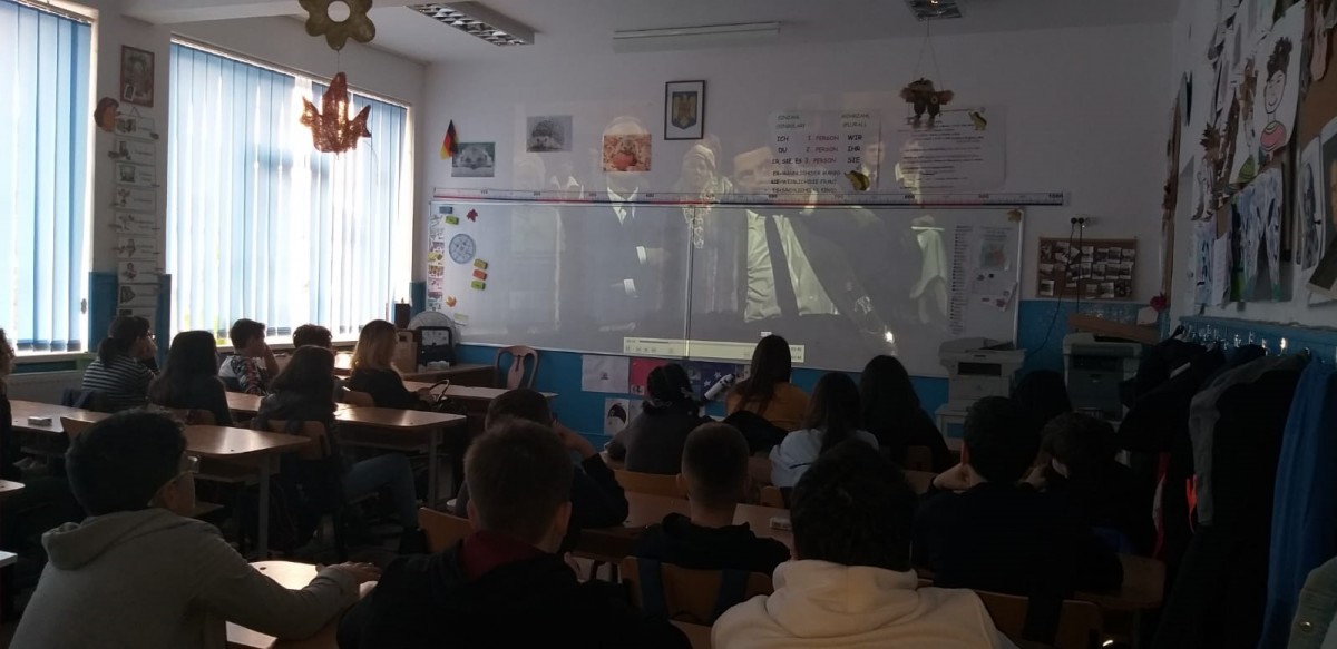 VIDEO Voluntariatul unui medic sibian: Ține cursuri de igienă pentru elevi cu Fortnite și Mr. Bean
