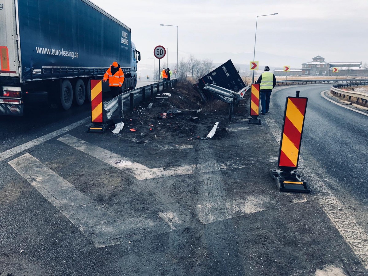 GALERIE FOTO - Accident la Veștem. Un șofer de TIR n-a văzut că se termină autostrada