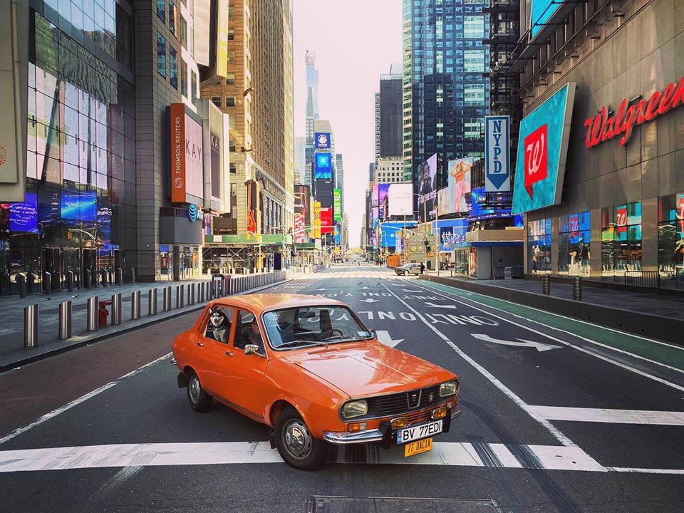 Imagini virale: Cu Dacia 1300 la plimbare prin centrul pustiu al New York-ului