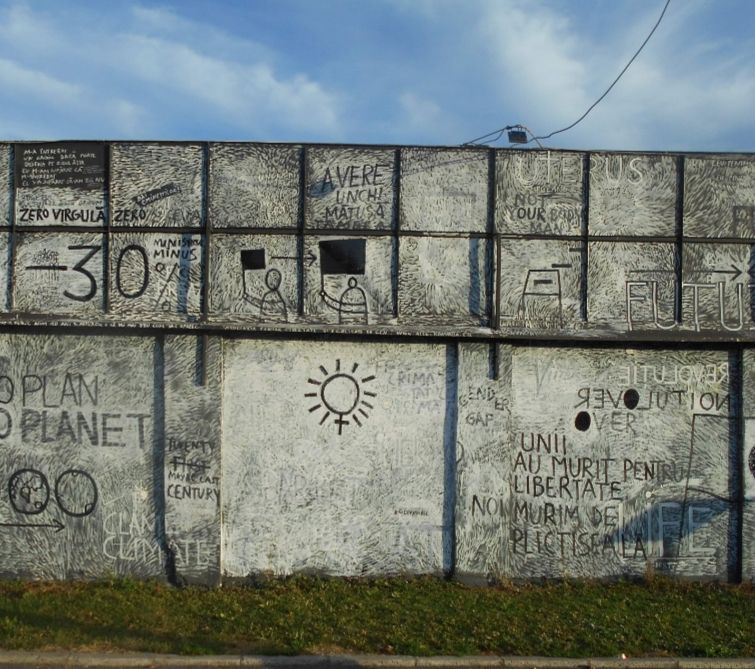 Când ai scris ultima oară pe un zid? Perjovschi invită sibienii să scrie pe zidul orizontal