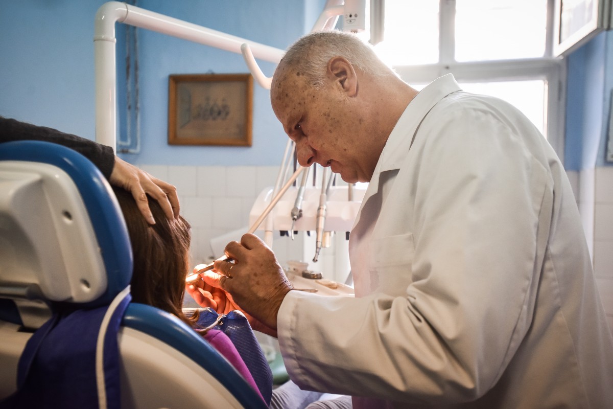 Tu știi care e stomatologul copilului tău? Toate școlile și grădinițele din Sibiu au cabinet