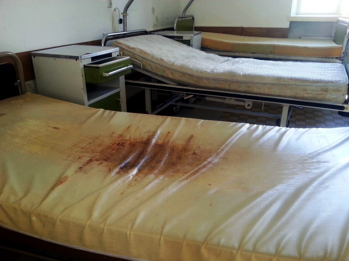 În Spitalul Județean, paturile dintr-un salon septic arată ca banchetele din tren