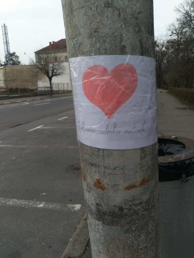 Un tânăr din Sibiu lipește desene pe stâlpii din zona casei. „Am văzut prea mulți oameni triști și speriați”