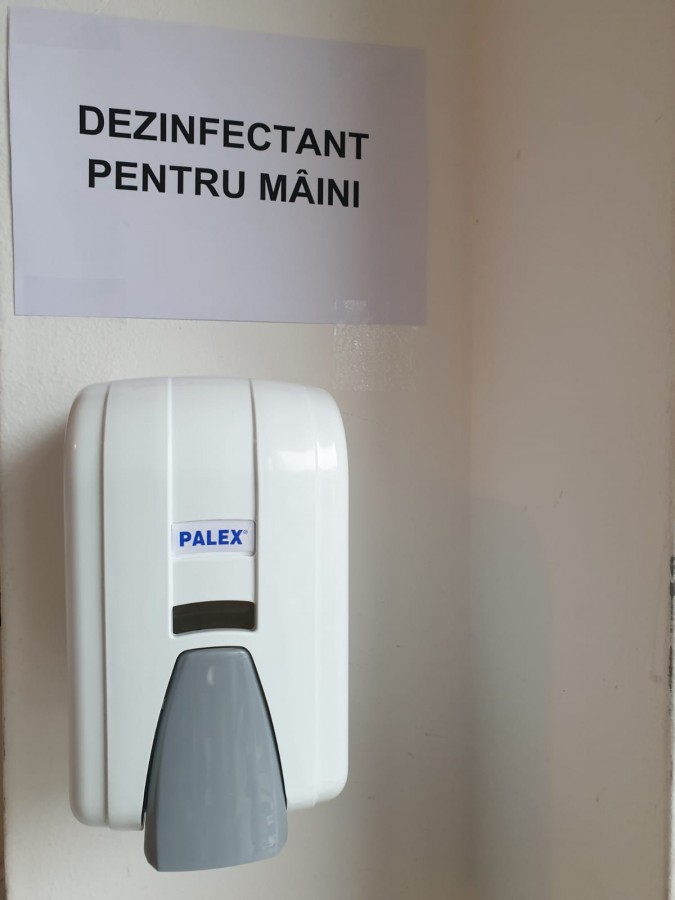 Continuă montarea dispozitivelor cu gel dezinfectant la scările de bloc
