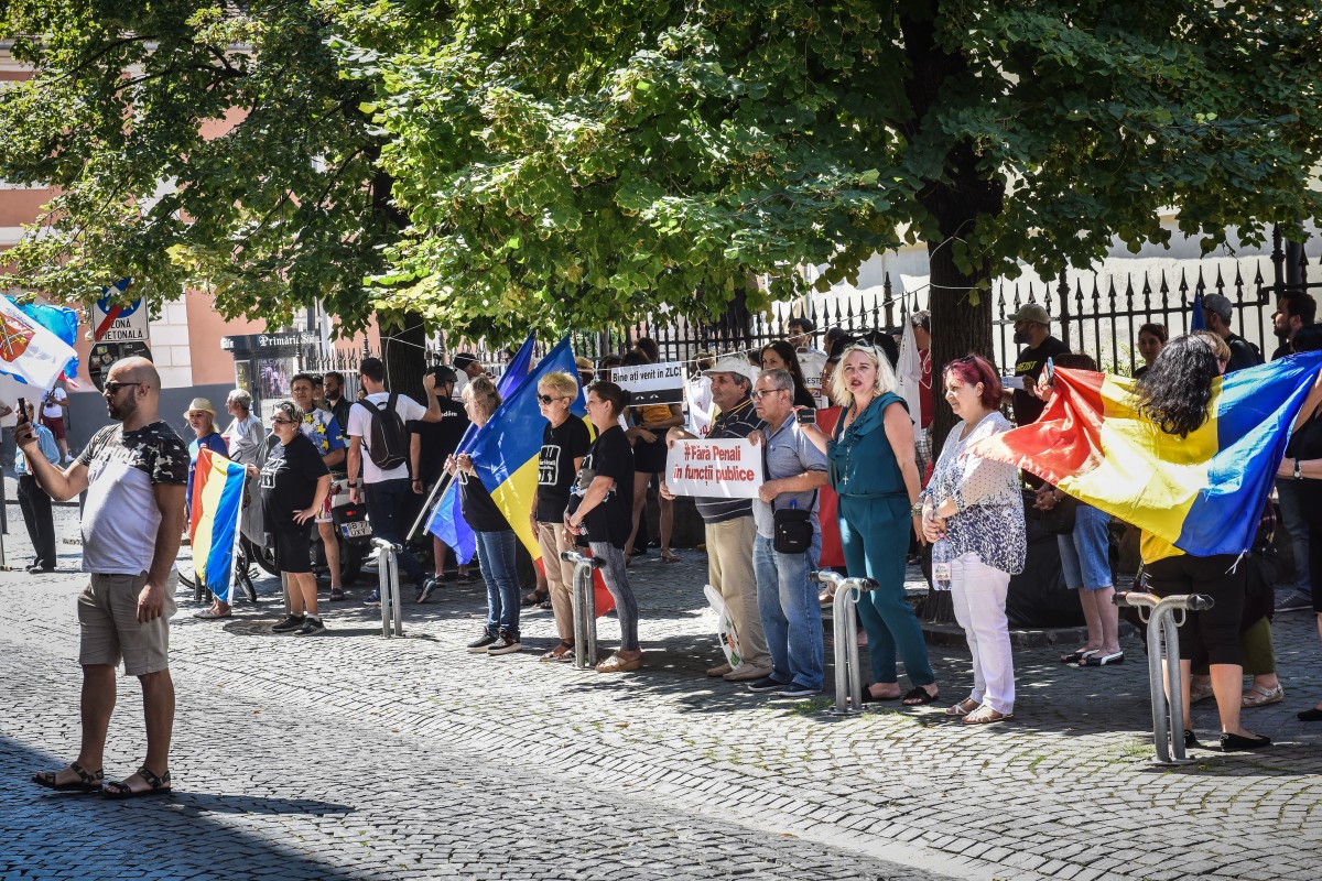 Președintele PSD Sibiu, discuții cu protestatarii din fața sediului: ”Nu știu nici ei ce mai cer”
