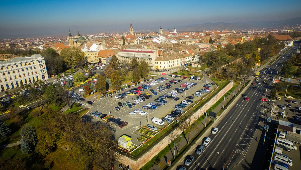 Un șofer a doborât cu mașina un stâlp din parcarea de la Cazarma 90. Era băut