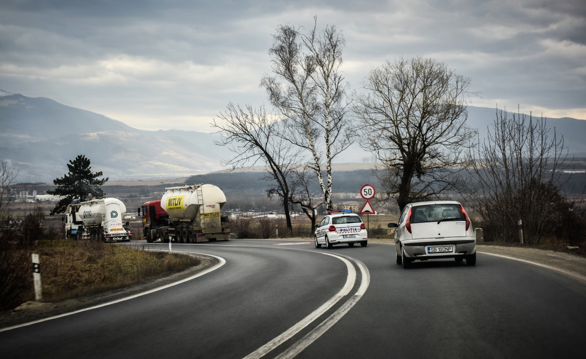 Bradu: O mașină s-a oprit într-un stâlp, lovind și o țeavă de gaz