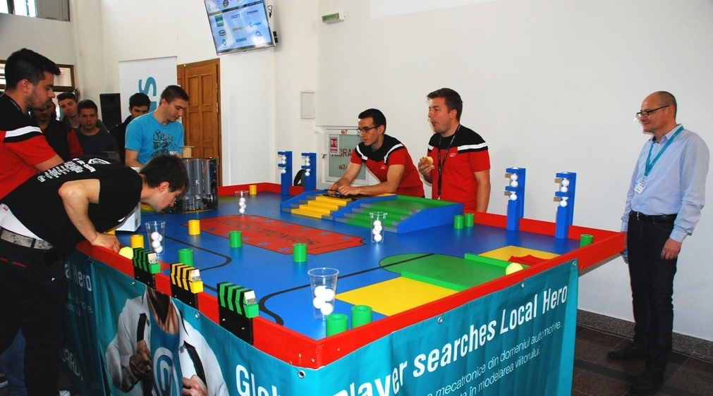 Elevi din cinci licee sibiene participă la Concursul de roboți mobili, la ULBS