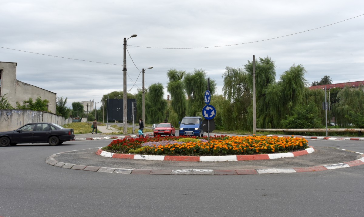 Mai mulți șoferi au rămas fără permis, după ce au condus pe sens opus în giratoriu