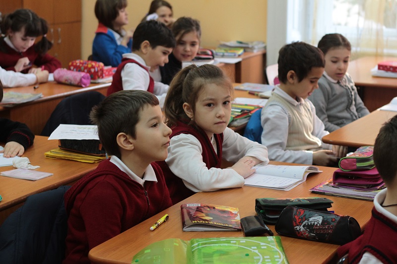 De sâmbătă elevii intră în vacanța intersemestrială