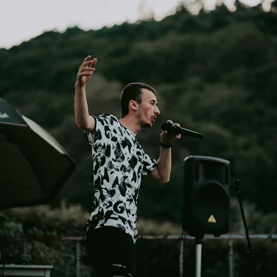 Astăzi se lansează albumul lui Esu, hip-hop de Sibiu: „E greu să răzbați și să fii tu ăla”