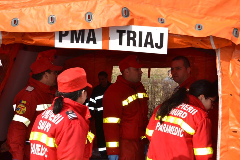 Cort pentru triajul pacienților, în curtea spitalului. Nr de telefon pentru cei aflați în carantina sau izolare