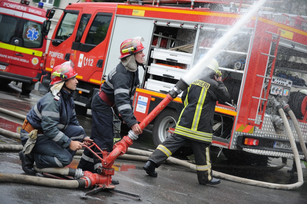 ACTUALIZARE Incendiul de lângă Sala Transilvania, izbucnit de la o lumânare uitată aprinsă