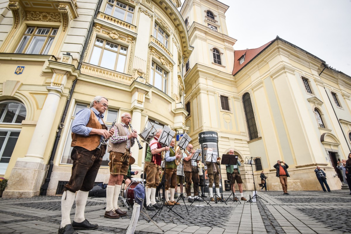 Sibienii au dansat pe muzică austriacă în fața Primăriei. Zilele Culturii Austriece s-au încheiat