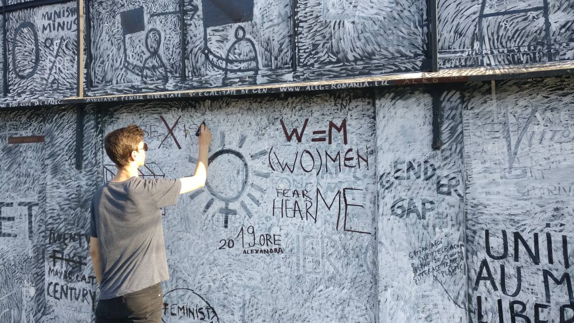 Foto - Mesajele sibienilor despre feminism și sexism de pe zidul lui Perjovschi