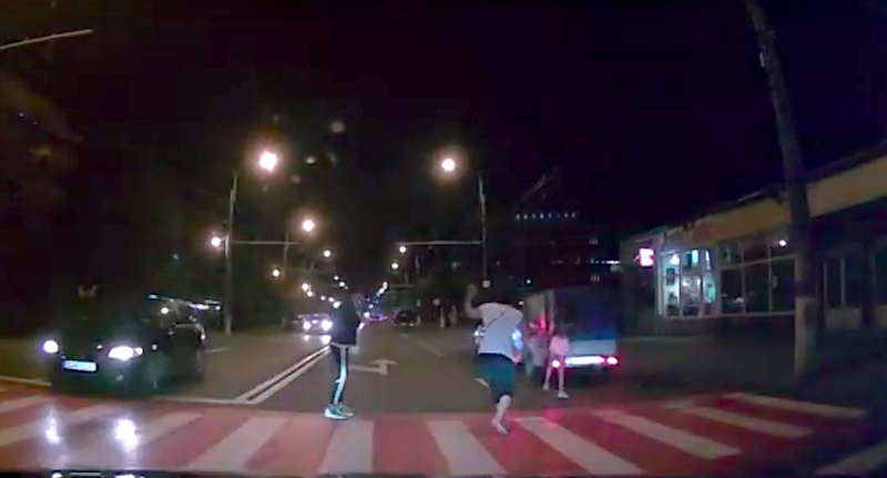 VIDEO-Fetiță acroșată după ce fuge pe trecerea de pietoni