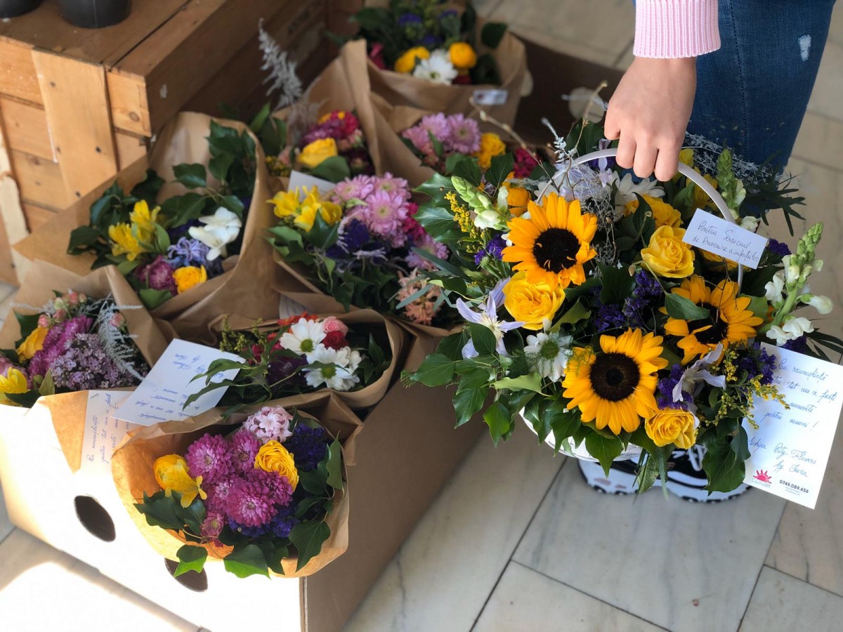 Daruri pentru cei aflați în prima linie în lupta cu coronavirusul. „Florile nu transmit viruși, doar emoții!”