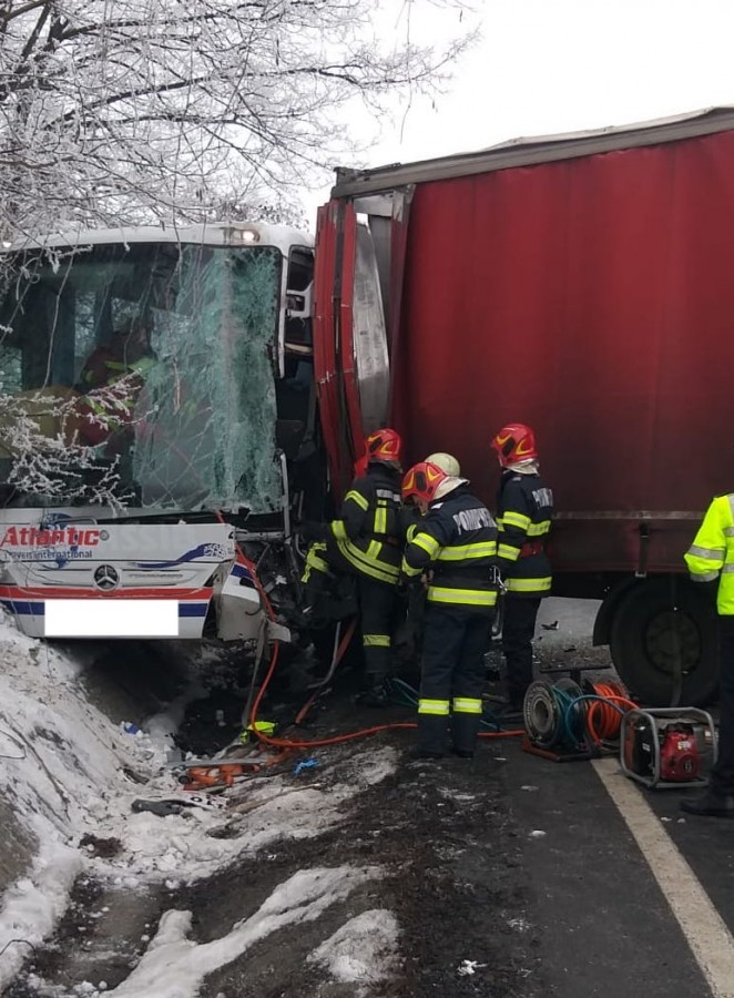 FOTO-Accident la Tălmaciu: Șoferul autocarului a fost descarcerat