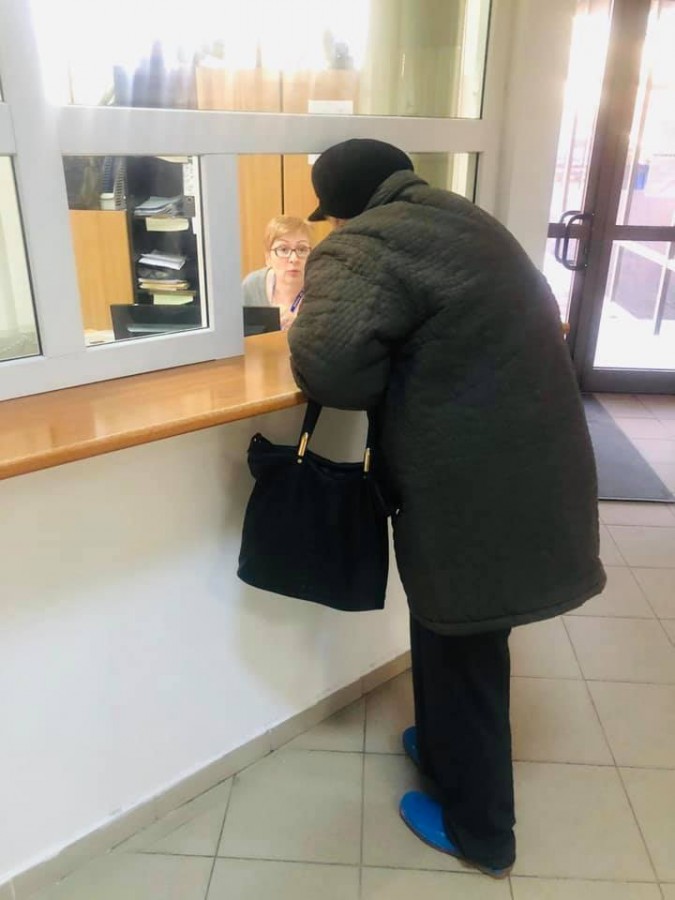 Ministrul Muncii vrea să dărâme zidurile de la Casele de Pensii: Văd pensionarii cerând informaţii printr-o uşiţă dincolo de care angajatul stă comod pe scaun