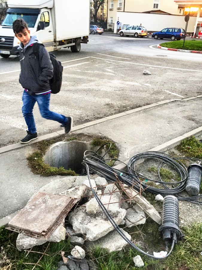 Atenție, capcană! Fără fire pe cer, dar cu gropi pe trotuar