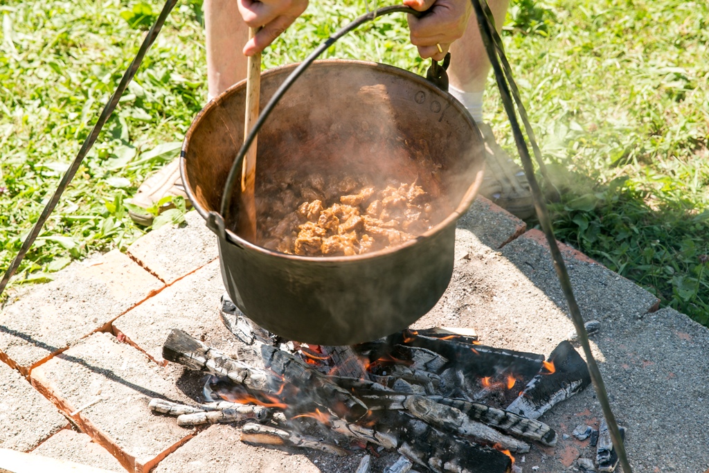 Cine face cel mai bun gulyás din Sibiu pleacă în Ungaria. La cel mai mare festival de gătit gulyás din lume