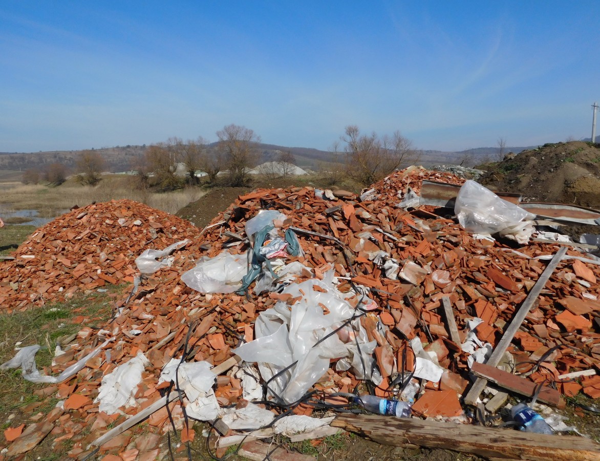FOTO Locuitorii din zona Avrigului au inundat malurile Oltului cu gunoaie. “Curățăm, iar în două săptămâni sunt la loc“