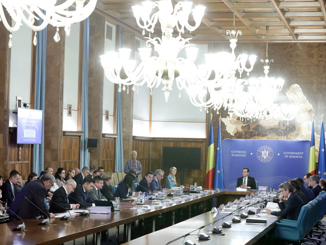 Guvern: Femeile angajate în învăţământ își pot prelungi rămânerea în activitate