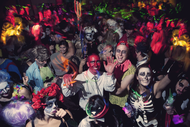 Ce facem de Halloween? Mergem la paintball noaptea și ne distrăm la petrecerile din baruri