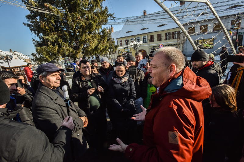 VIDEO FOTO Primarul, la protestul locuitorilor din Cisnădie: “dați constructorii în judecată!“