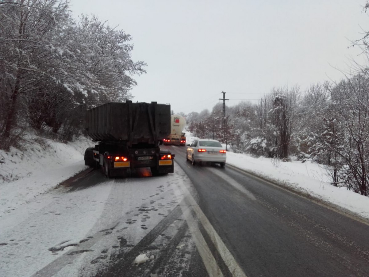Camion derapat pe Hula Bradului. Trafic alternativ