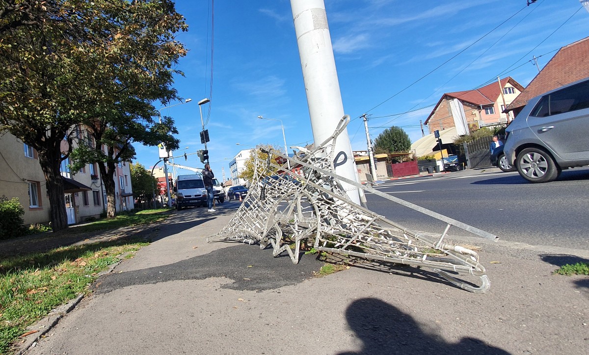 Vin sărbătorile, vin sărbătorile! Primăria a început amplasarea iluminatului festiv