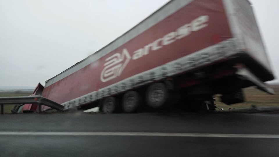Accident pe autostradă în această dimineață. Un TIR a lovit o basculantă
