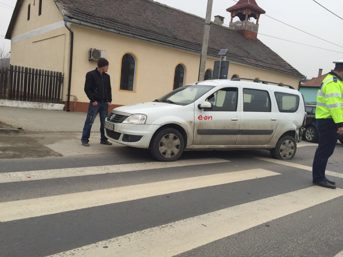 Accident în Copșa Mică. A uitat de frână și a intrat într-o mașină E-on